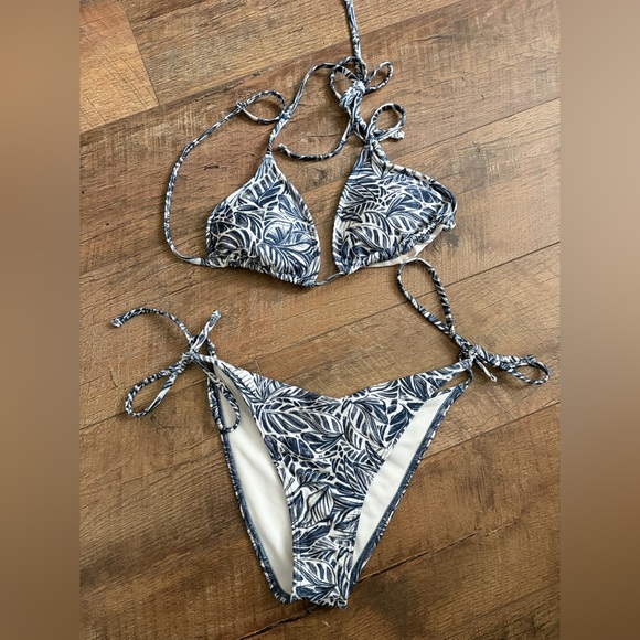 Abercrombie Navy String Bikini - Picture 1 of 3